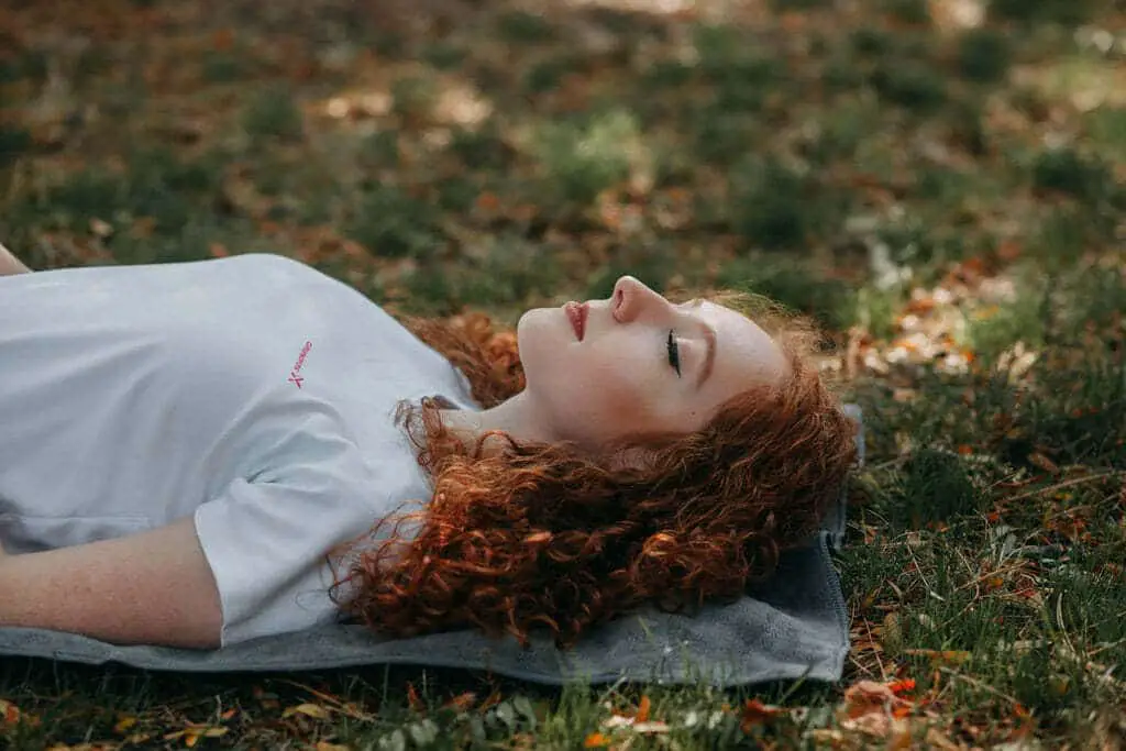 Femme allongée sur l'herbe