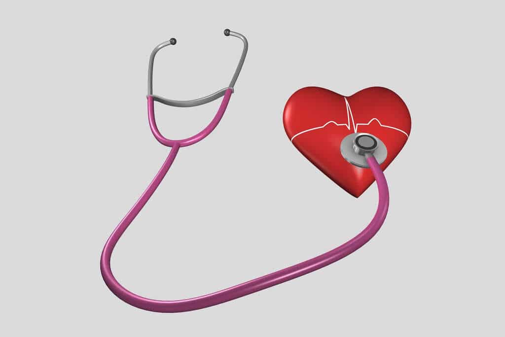 Stéthoscope sur un cœur