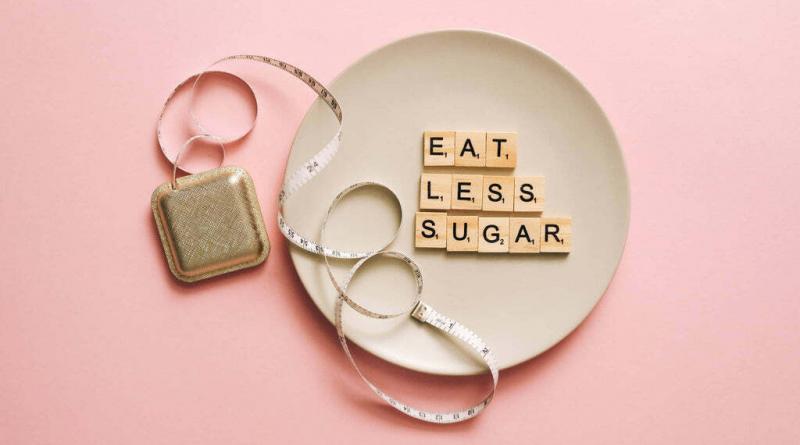 Assiette avec écrit "eat less sugar"