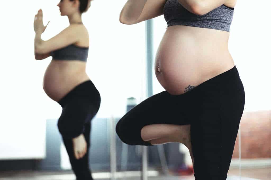 Femme enceinte faisant du yoga