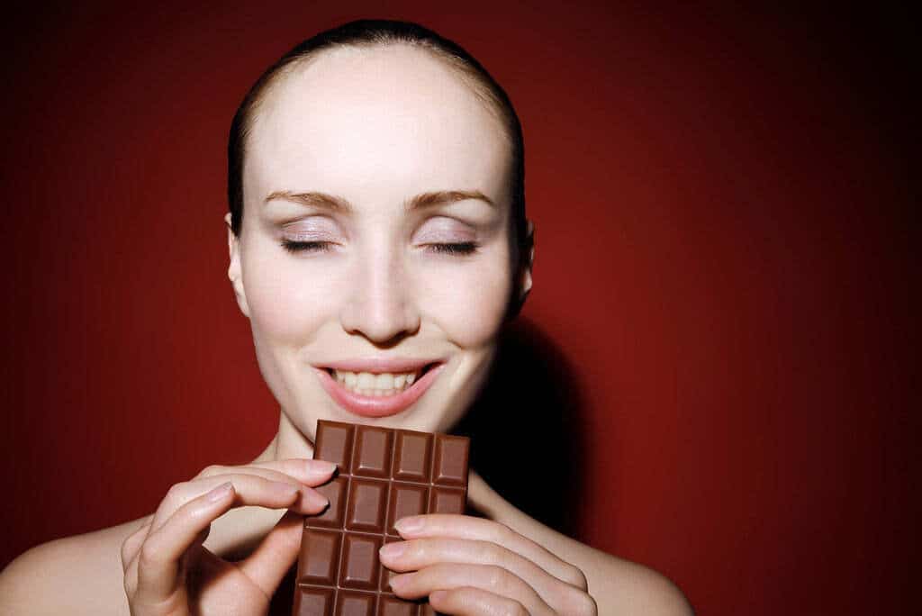 Femme qui mange du chocolat