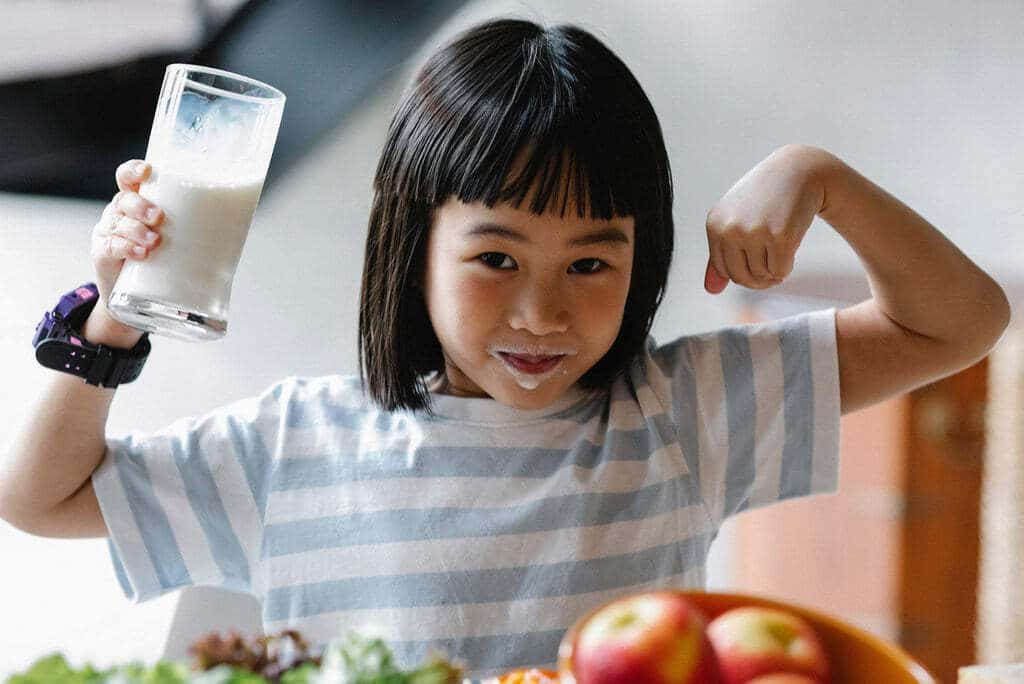 Enfant qui boit du lait