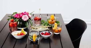 Fruits et boissons fruitées sur une table