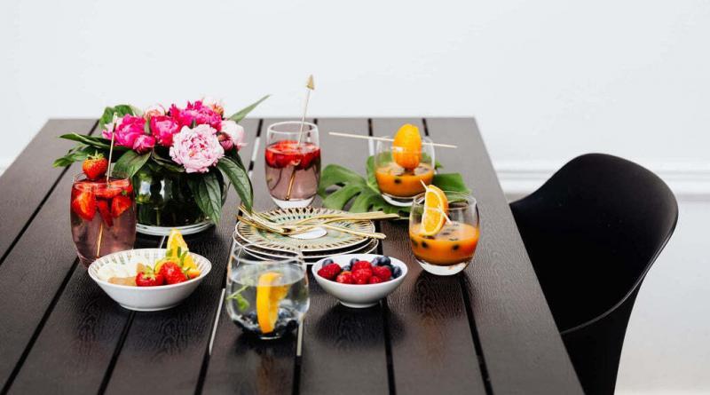 Fruits et boissons fruitées sur une table