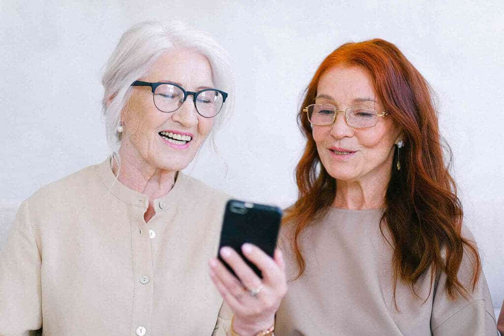Deux femmes avec lunettes anti lumière bleue