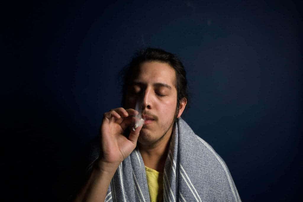 Homme qui fume du cannabis