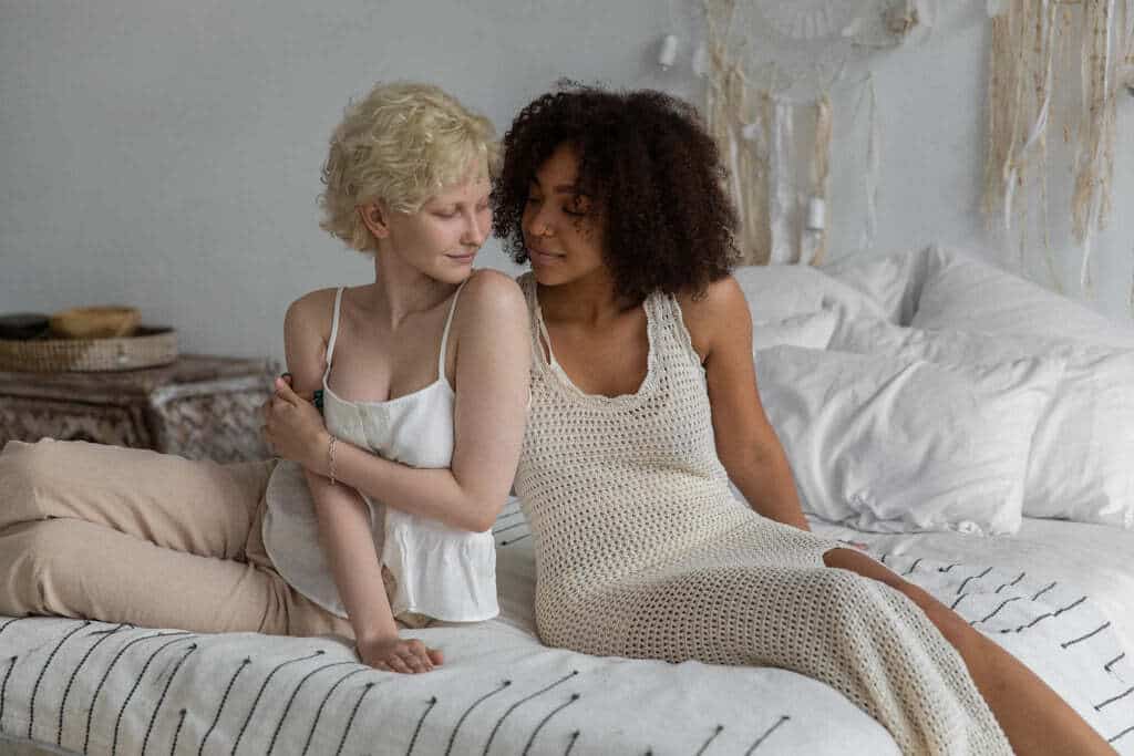 Deux femmes sur un lit