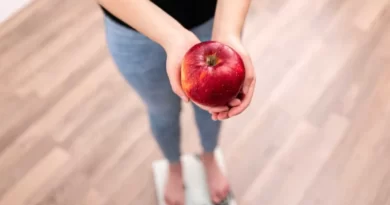 femme sur une balance avec pomme en main