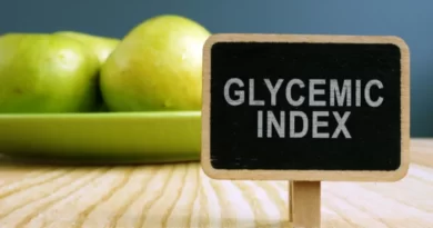 Pomme en arrière plan avec panneau "index glycémique" en avant