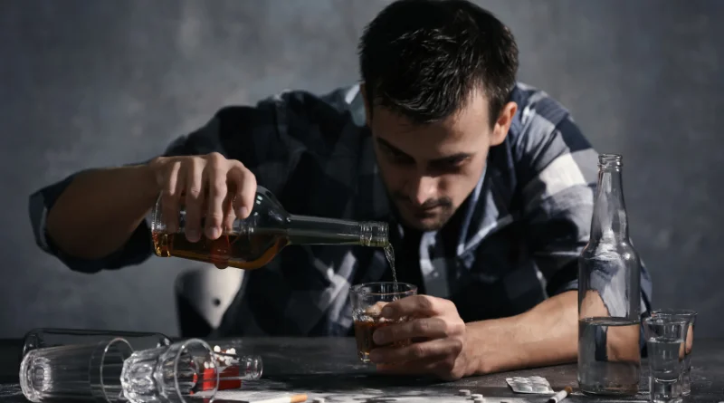 Homme buvant de l'alcool avec des antidepresseur