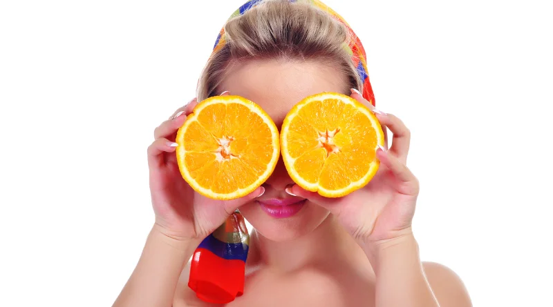 Femme avec orange devant les yeux