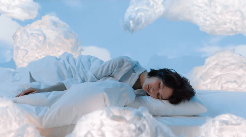 Femme qui dort dans les nuages