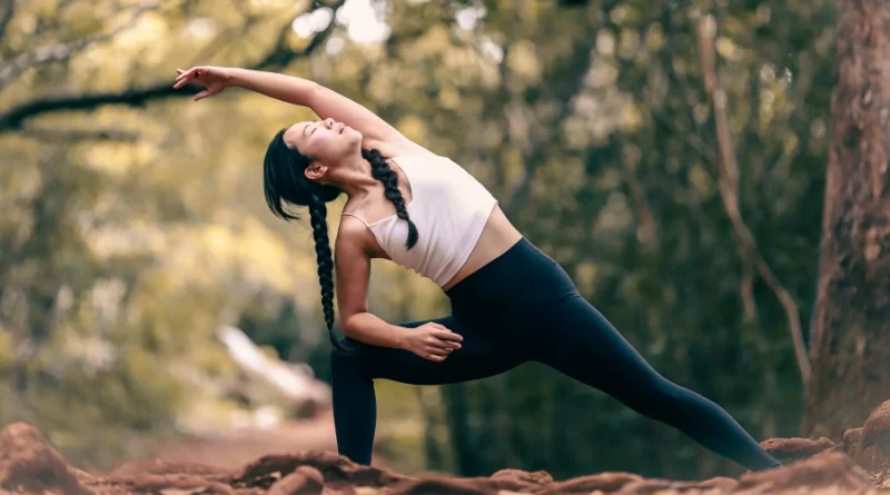 Femme faisant du Yoga