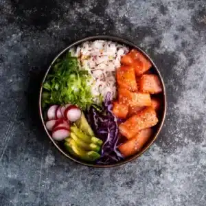 poke bowl au saumon et légumes croquants